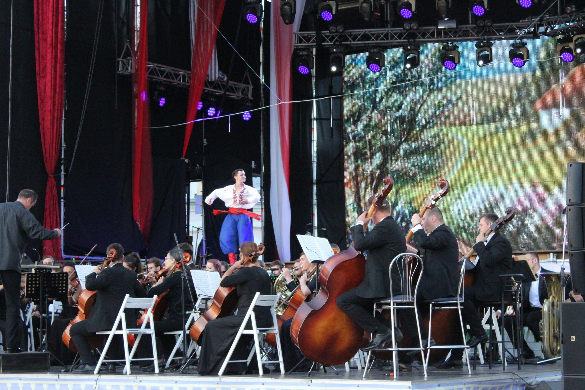 Новини Вінниці - фото з Під парасольками й зі сльозами на очах. Репортаж з вечірньої програми другого дня OPERAFEST TULCHYN