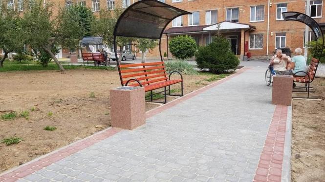 На зображенні може бути: на відкритому повітрі та дерево