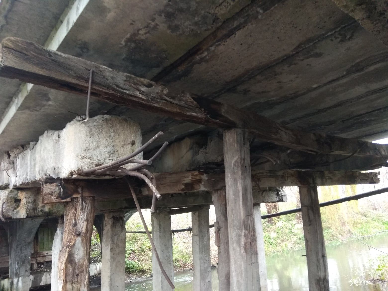 Новини Тернополя - фото з Бережанці б'ють на сполох: у місті розвалюється автомобільний міст (ФОТО)