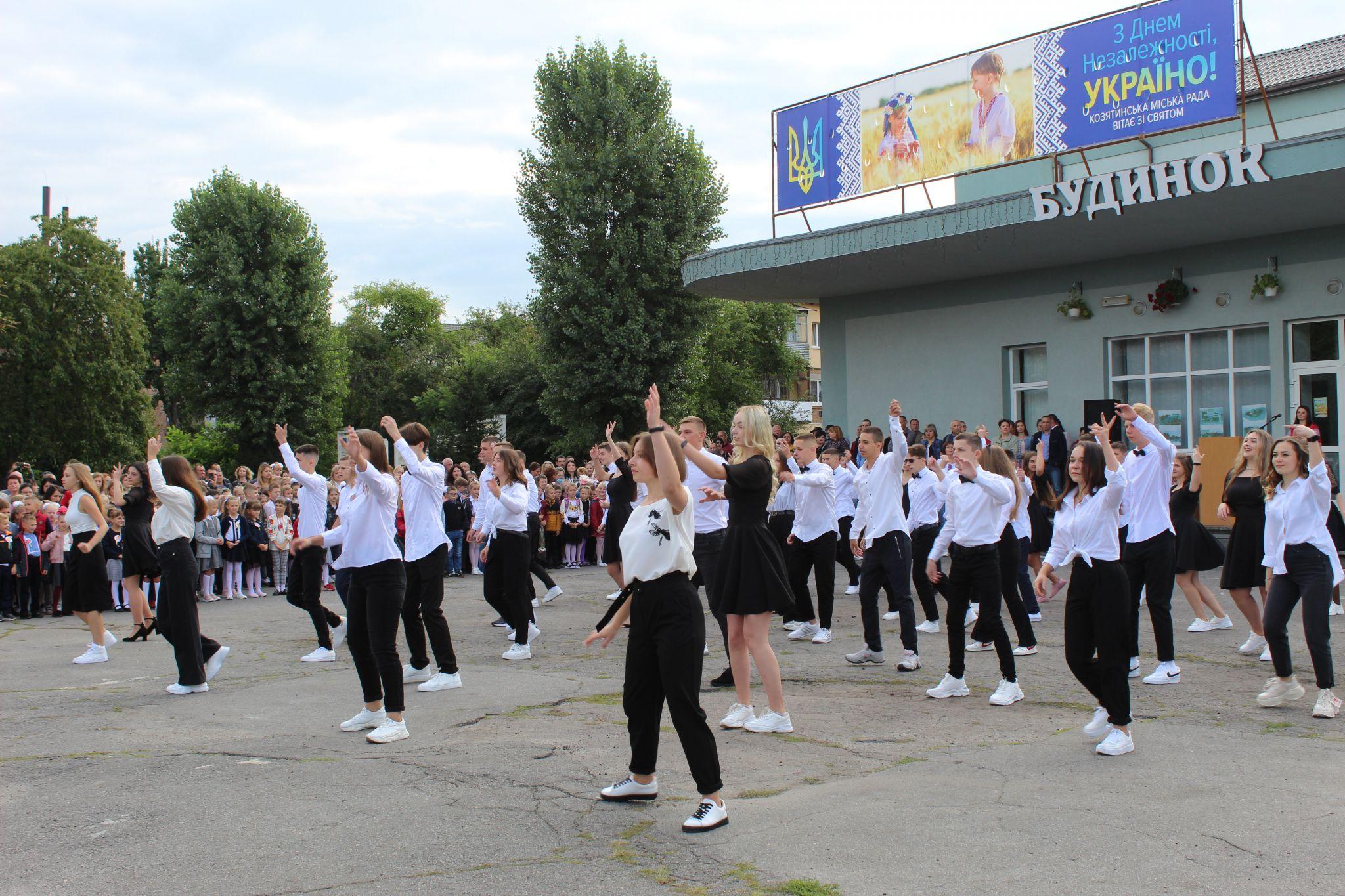 Новини Козятина - фото з Святкова лінійка на площі Козятина: фоторепортаж з Дня знань школи №1