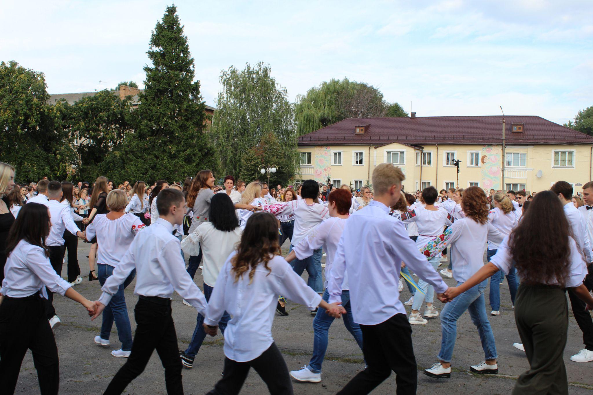 Новини Козятина - фото з Святкова лінійка на площі Козятина: фоторепортаж з Дня знань школи №1