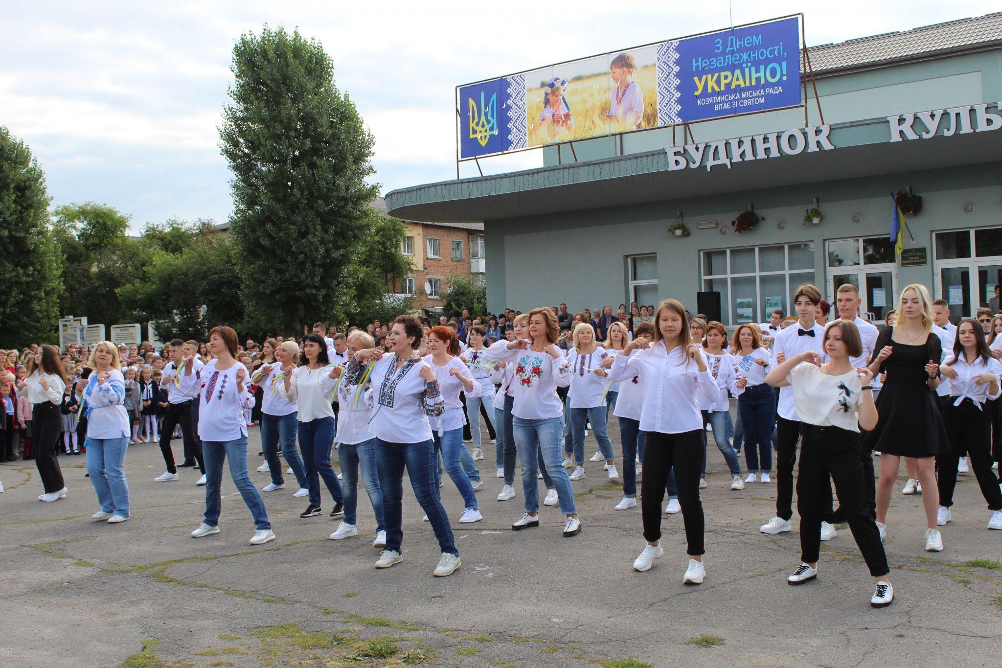 Новини Козятина - фото з Святкова лінійка на площі Козятина: фоторепортаж з Дня знань школи №1