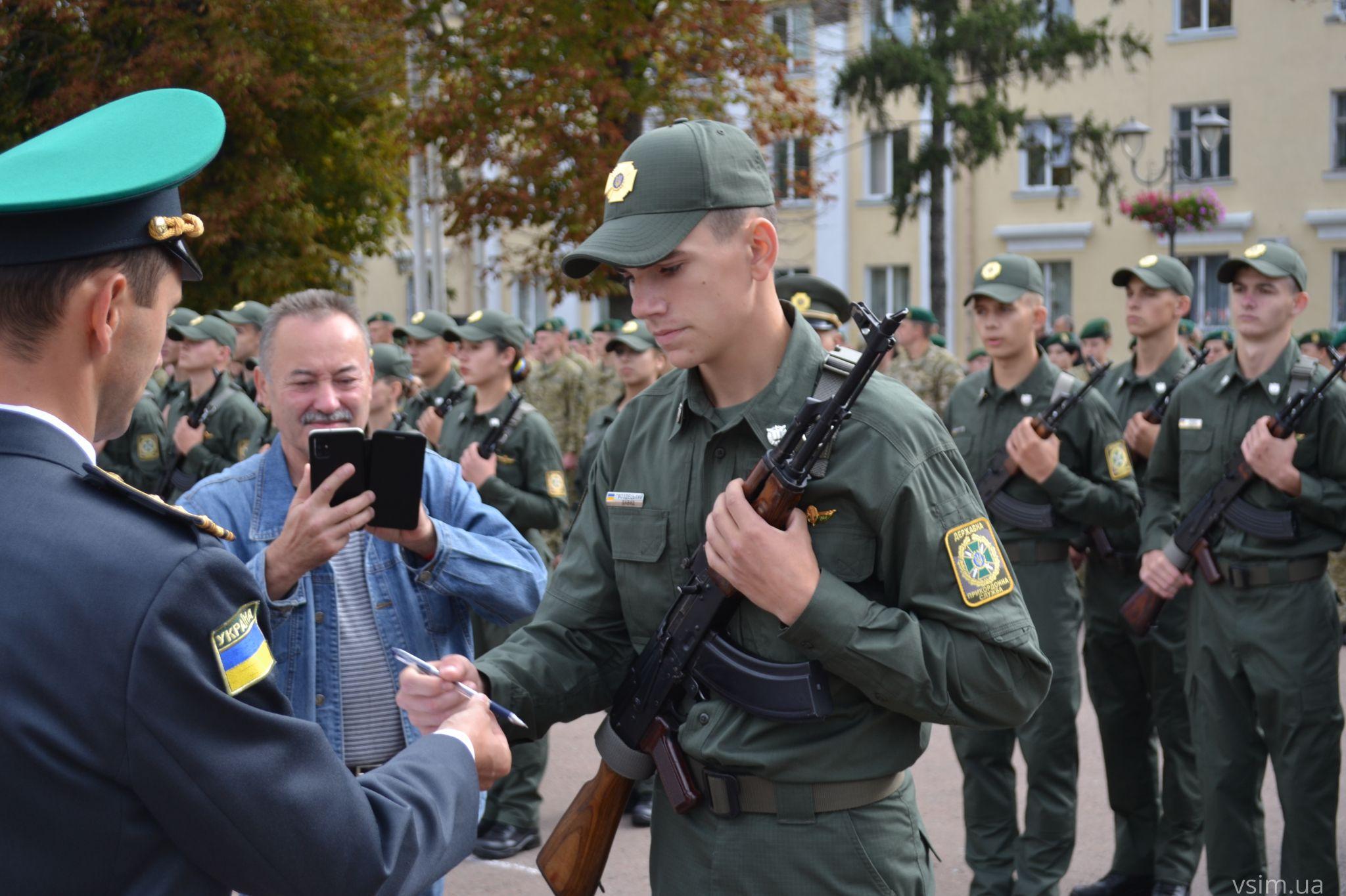 Новини Хмельницького - фото з Курсанти-першокурсники прикордонної академії склали присягу на майдані Незалежності (ФОТО, ВІДЕО)