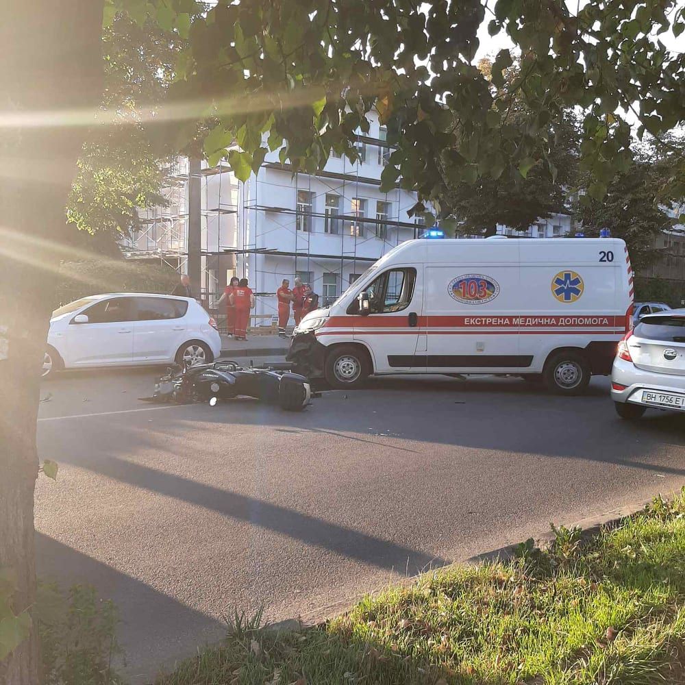 Новини Вінниці - фото з Аварія на Максима Шимка: байкер врізався в машину швидкої допомоги