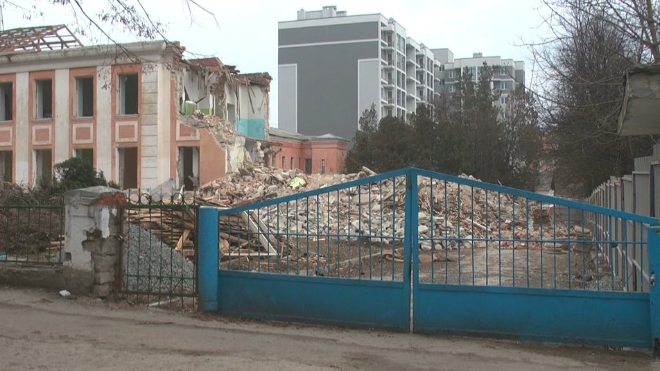 Замість корпусу лікарні передбачалося зведення багатоповерхівки, у якій 18 квартир мало ніби то перейти лікарні для лікарів. Фото: Суспільне. Поділля.