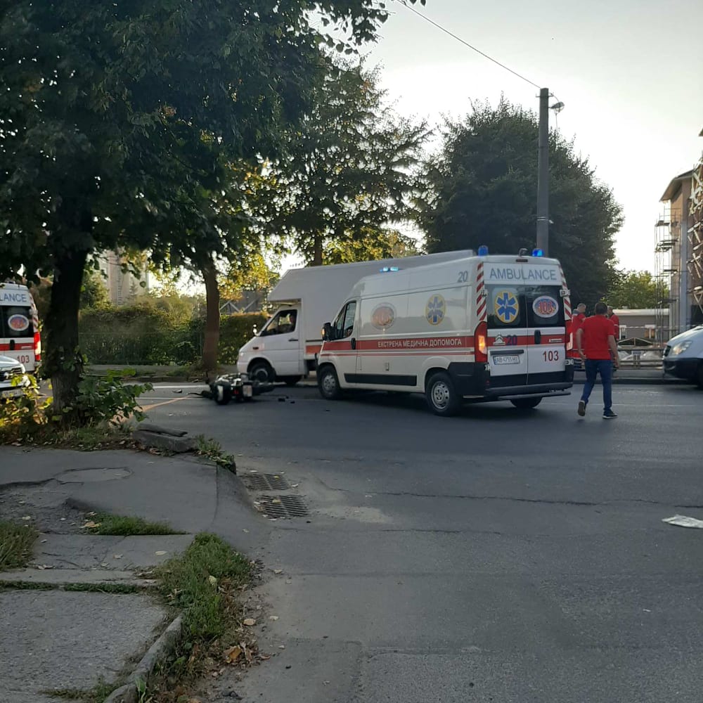 Новини Вінниці - фото з Аварія на Максима Шимка: байкер врізався в машину швидкої допомоги
