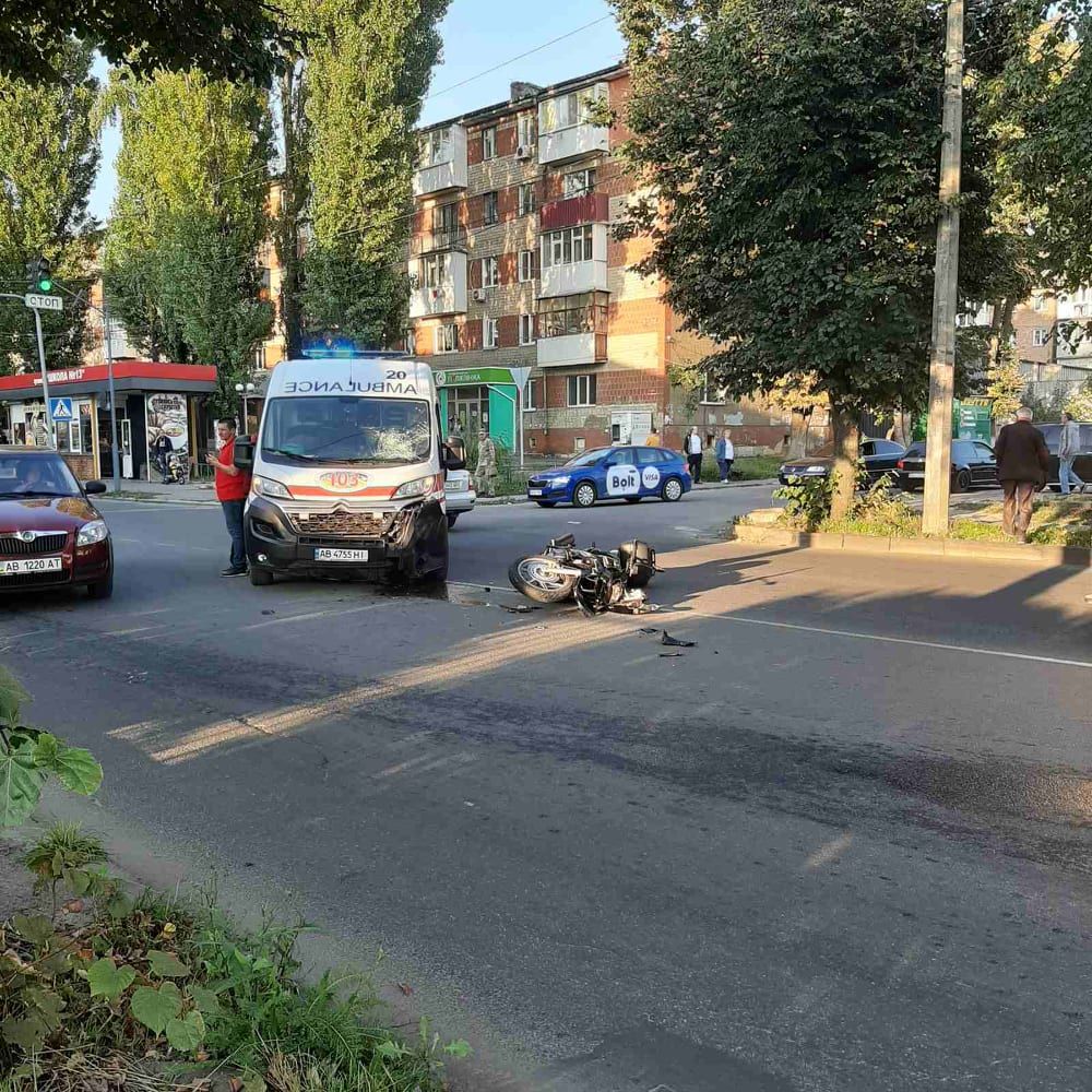 Новини Вінниці - фото з Аварія на Максима Шимка: байкер врізався в машину швидкої допомоги