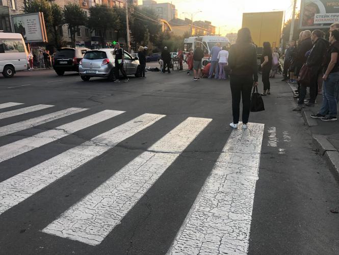 Новини Вінниці - фото з На «зебрі» по Коцюбинського легковик збив трьох 17-річних студенток. Нові деталі ДТП