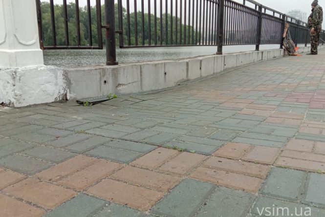 На набережній Південного Бугу просіла плитка. Хто буде ремонтувати (ФОТО)