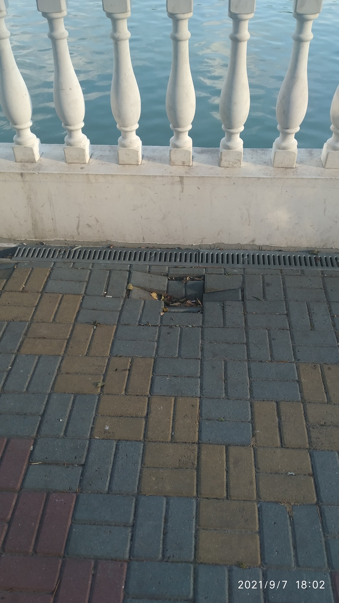 На зображенні може бути: на відкритому повітрі та цегляна стіна