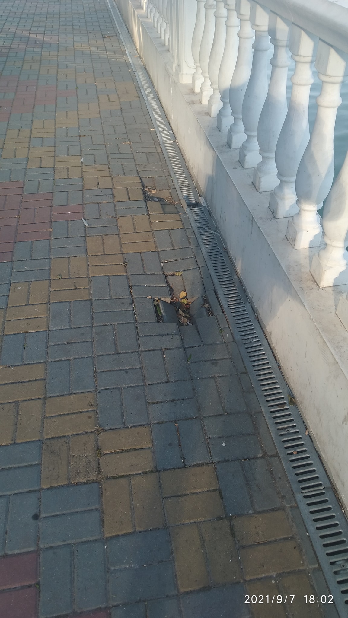 На зображенні може бути: цегляна стіна та на відкритому повітрі