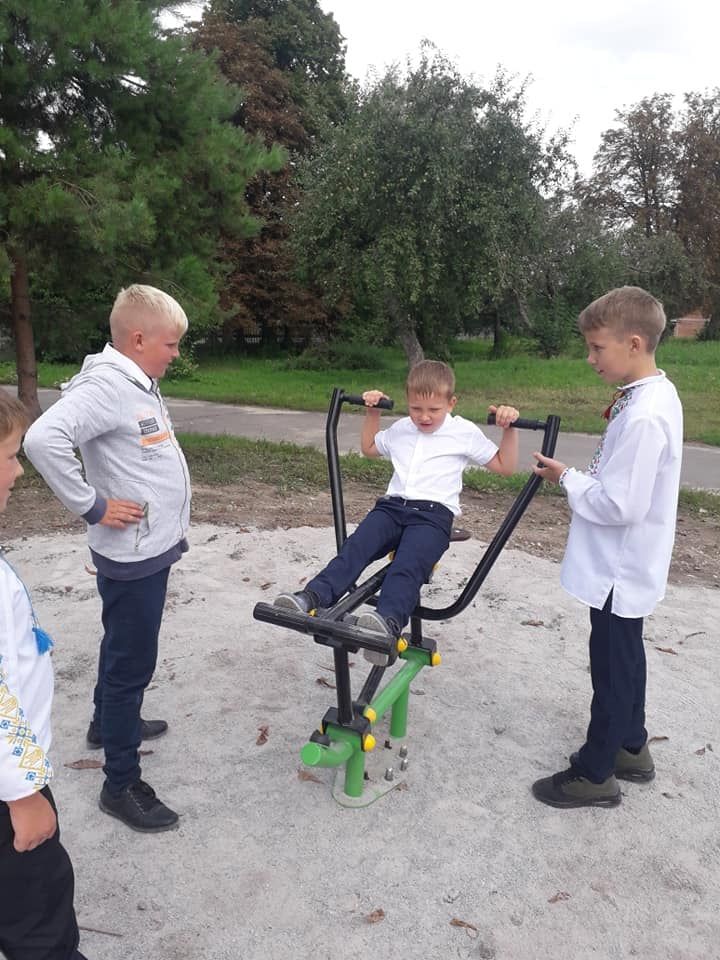 Новини Козятина - фото з У Вівсяниках встановили сучасний спортивний майданчик з вуличними тренажерами