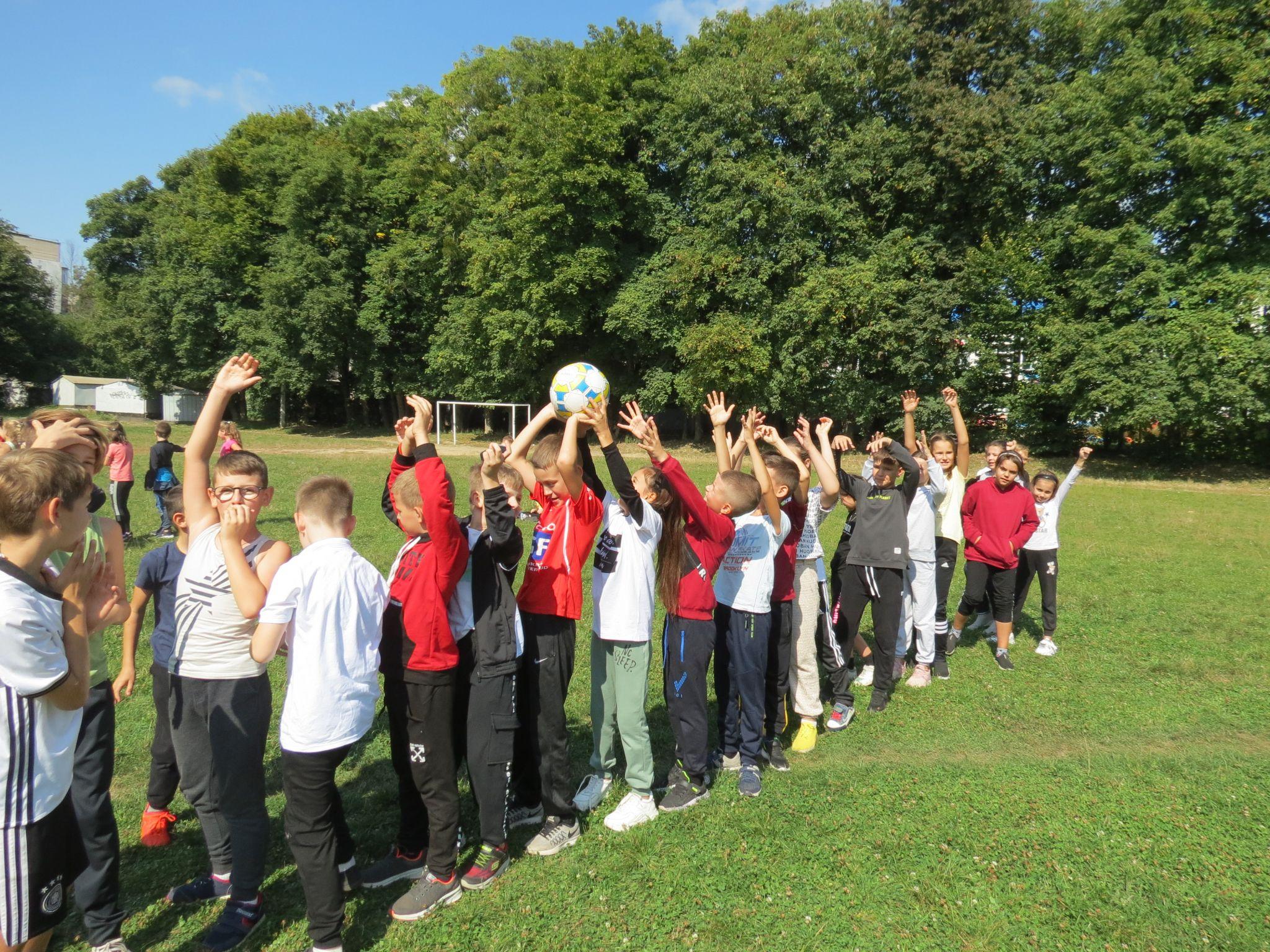 Новини Вінниці - фото з Спортивне свято у Вінницькій школі № 21: флешмоб, веселі естафети і футбольний турнір