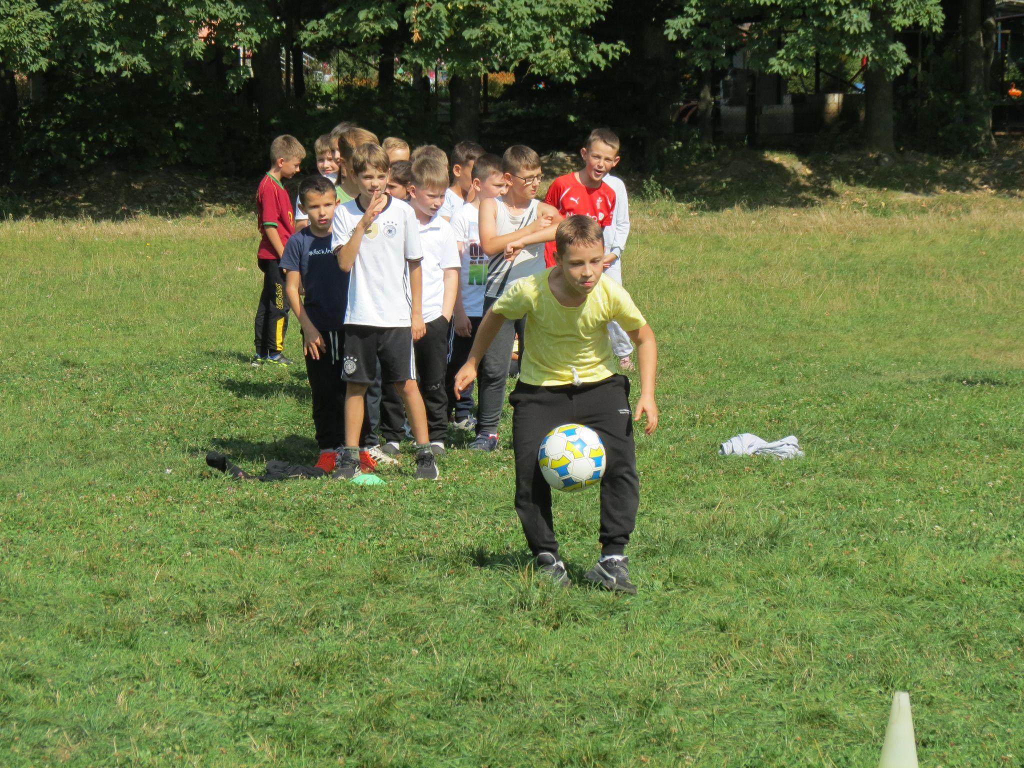 Новини Вінниці - фото з Спортивне свято у Вінницькій школі № 21: флешмоб, веселі естафети і футбольний турнір