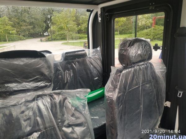 Новини Тернополя - фото з Муніципалам подарували електромобілі.  Розказуємо, як виглядають і де будуть ними користуватися (ФОТО)