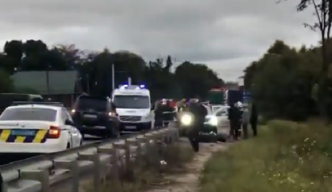 Новини Вінниці - фото з У Вінницькому районі зіткнулися дві машини. BMW після удару потрапило в озеро