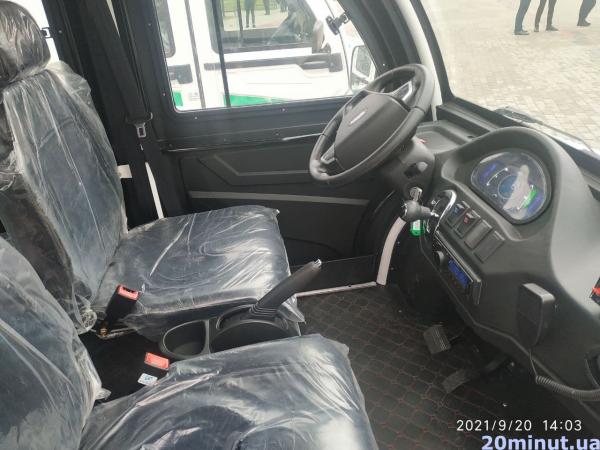 Новини Тернополя - фото з Муніципалам подарували електромобілі.  Розказуємо, як виглядають і де будуть ними користуватися (ФОТО)