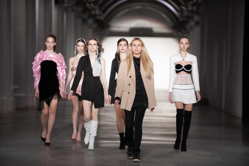 Новини Тернополя - фото з Колекція, у яку закохуються: чим юна дизайнерка зі Зборова підкорила головний подіум країни? (ФОТО) Долала по 200 км у день, щоб навчитися дизайну: десятикласниця з  Тернопільщини представила свою колекцію на Українському тижні моди |  Терміново новини Тернополя