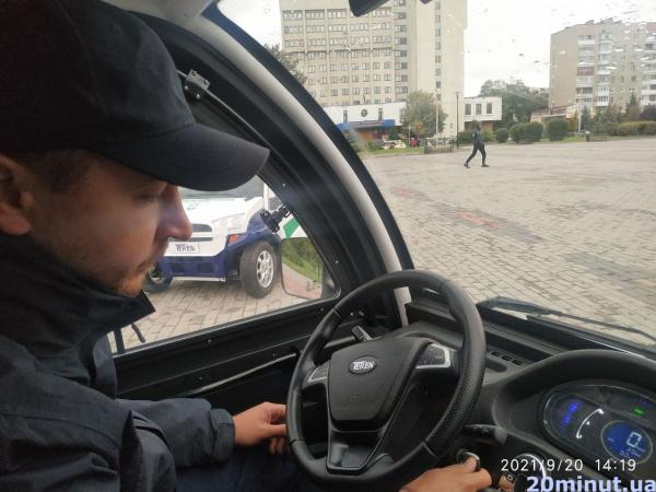 Новини Тернополя - фото з Муніципалам подарували електромобілі.  Розказуємо, як виглядають і де будуть ними користуватися (ФОТО)