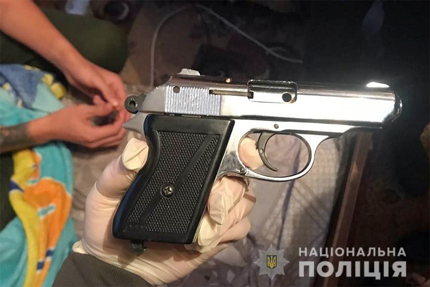 Новини Хмельницького - фото з Поліцейські знайшли чоловіків, які стріляли з вікна багатоповерхівки у Хмельницькому
