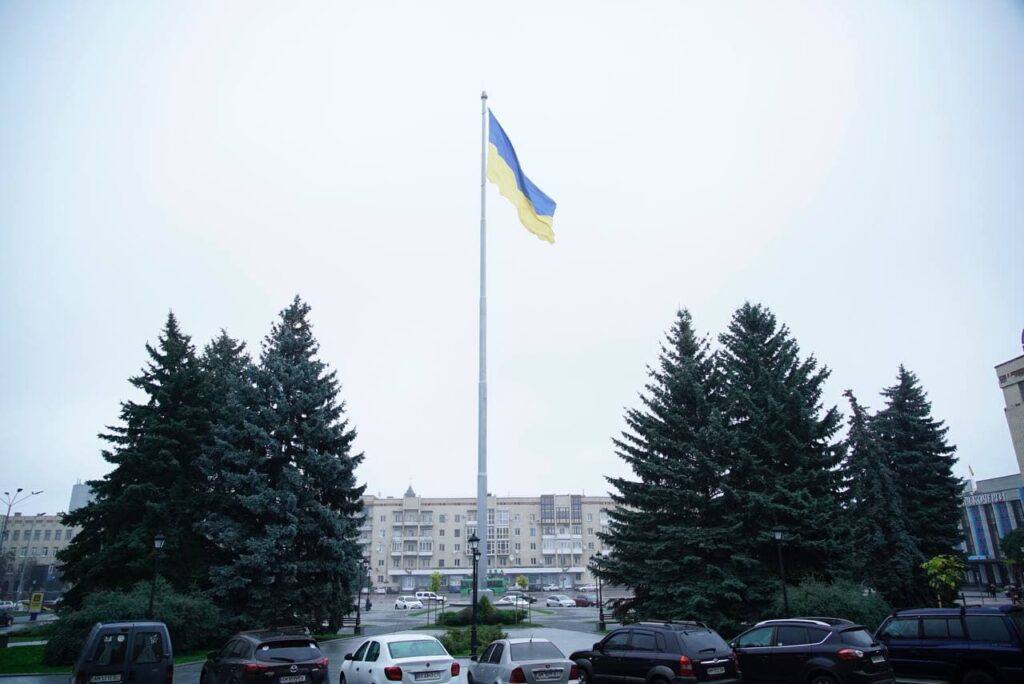 Новини Житомира - фото з Найбільший прапор у Житомирі почав рватися