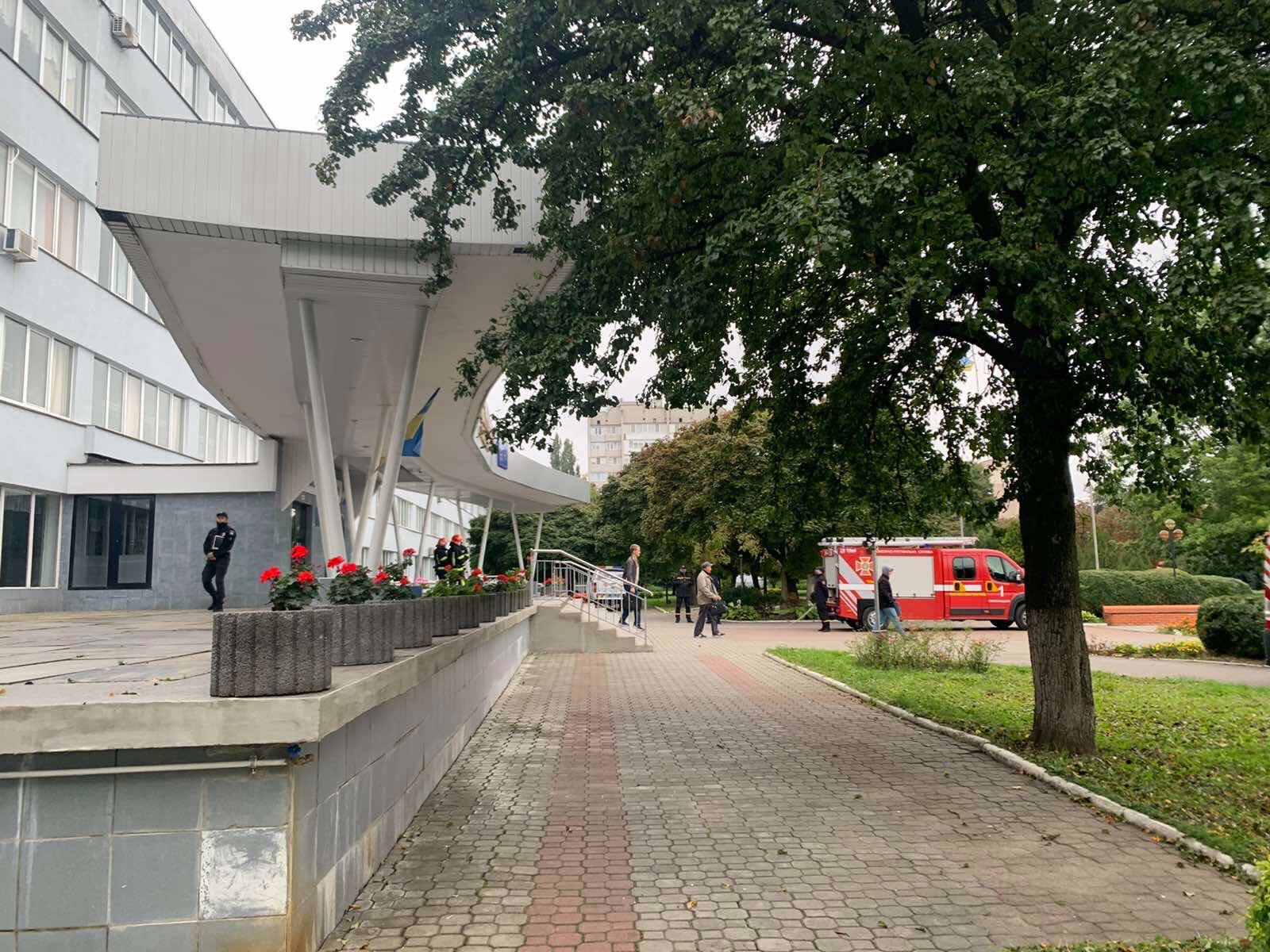 Новини Хмельницького - фото з Отримали повідомлення про замінування ХНУ. В закладі шукають вибухівку Нет описания.