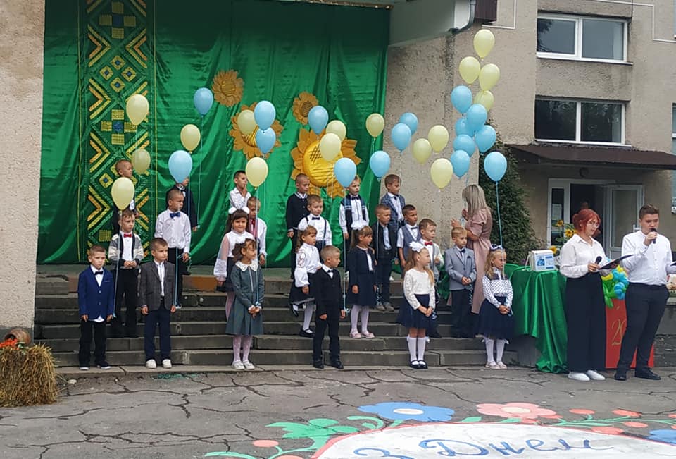 На зображенні може бути: 6 людей, дитина, люди стоять, повітряна кулька та у приміщенні