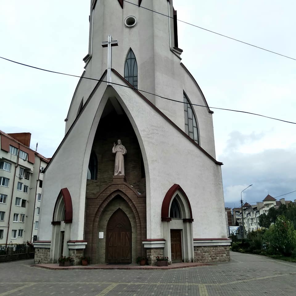 Новини Тернополя - фото з Фото дня: в костелі на Східному над входом встановили фігуру Ісуса Христа