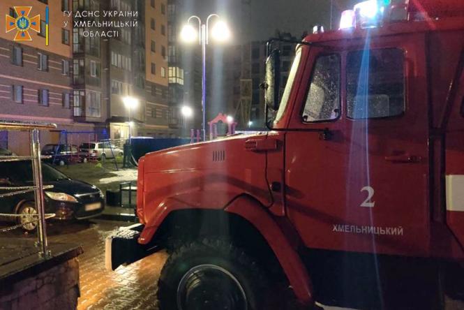 Новини Хмельницького - фото з Вночі на Довженка підпалили "Volkswagen Touareg" (ФОТО)