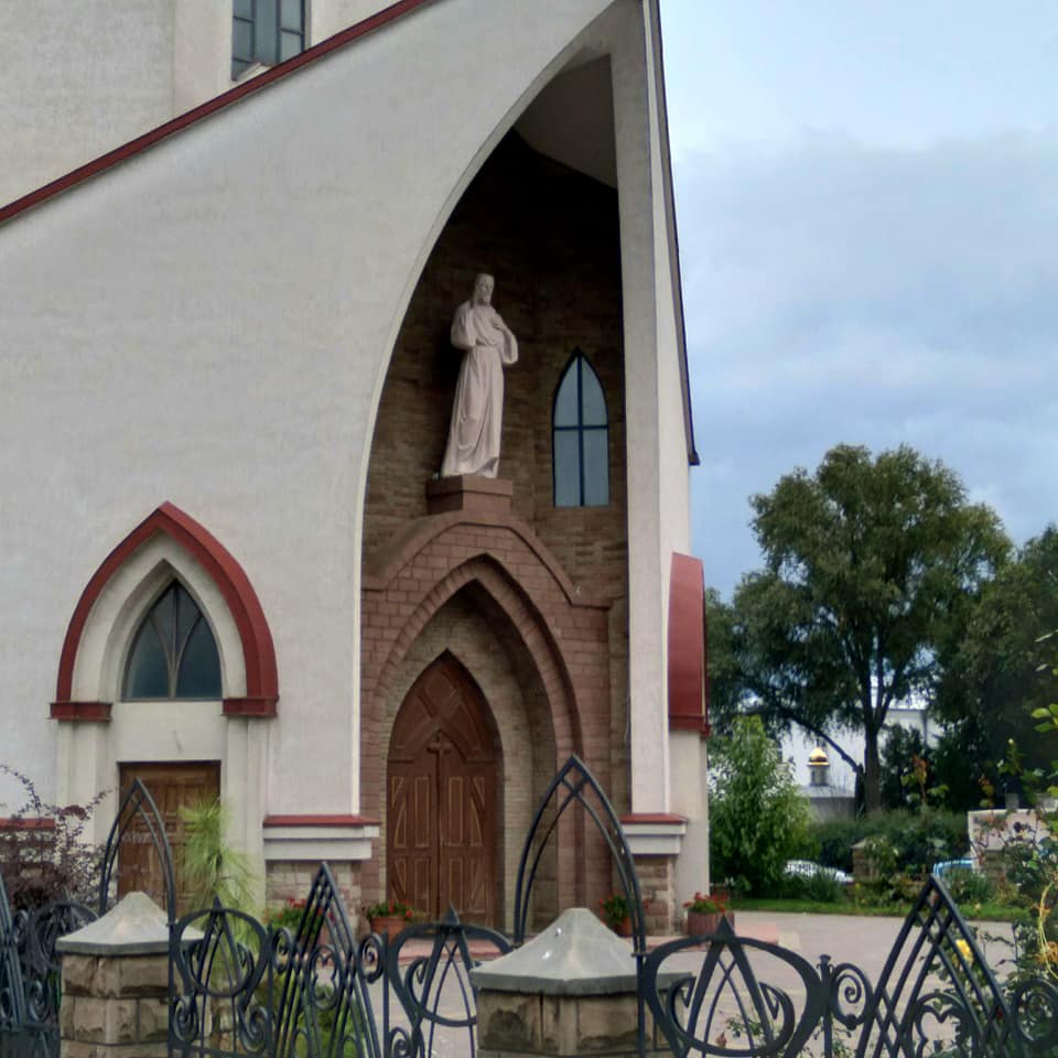 Новини Тернополя - фото з Фото дня: в костелі на Східному над входом встановили фігуру Ісуса Христа