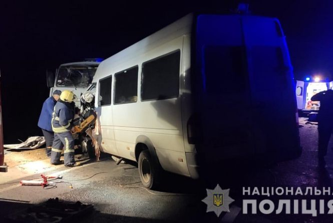 Новини Вінниці - фото з Смертельні аварії, вбивство на масиві та інше важливе за 24 вересня на 20minut.ua Смертельний обгін. У Тульчинському районі мікроавтобус зіткнувся з «КАМАЗом»