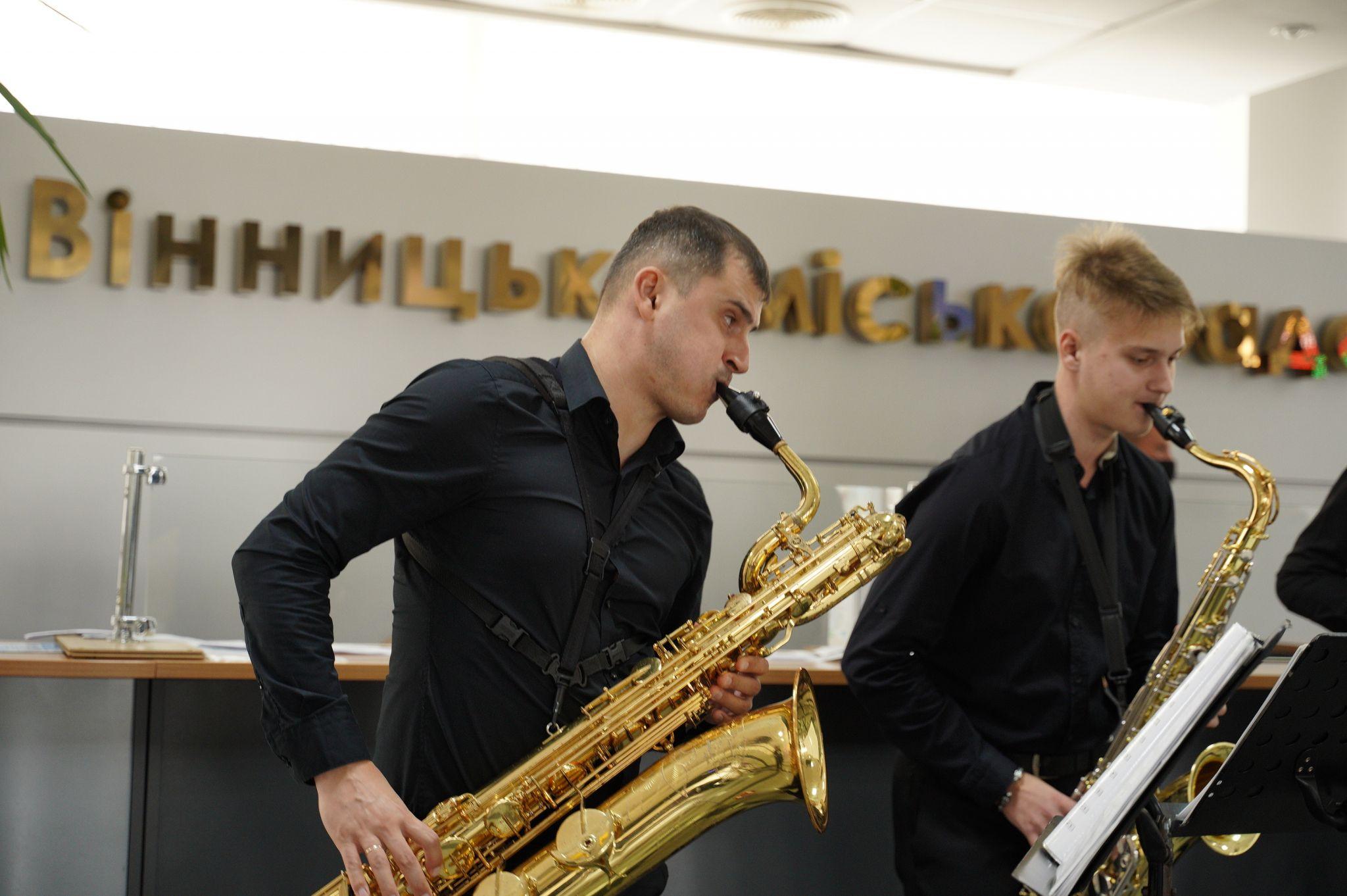 Новини Вінниці - фото з «У Вінницькій мерії тепер теж є джаз!» Відкрилася виставка кращих митей VINNYTSIA JAZZFEST