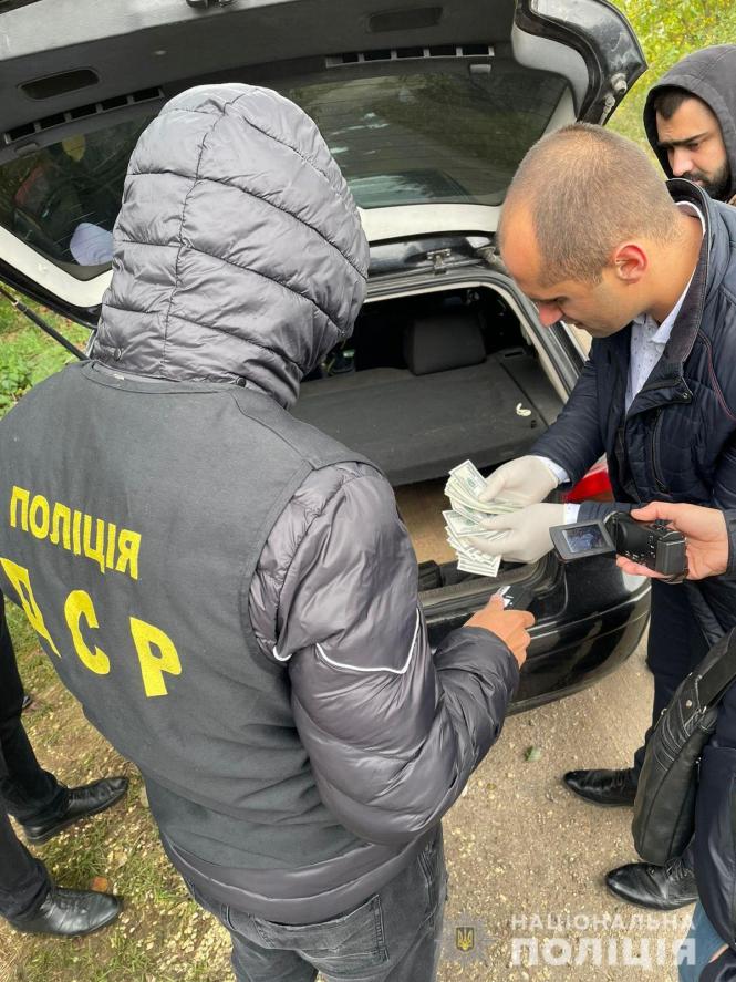 Новини Вінниці - фото з Вимагав та отримав 5 тисяч доларів. На Вінниччині затримали посадовця-хабарника