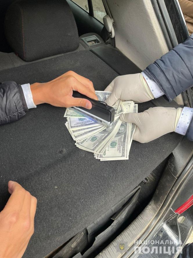Новини Вінниці - фото з Вимагав та отримав 5 тисяч доларів. На Вінниччині затримали посадовця-хабарника