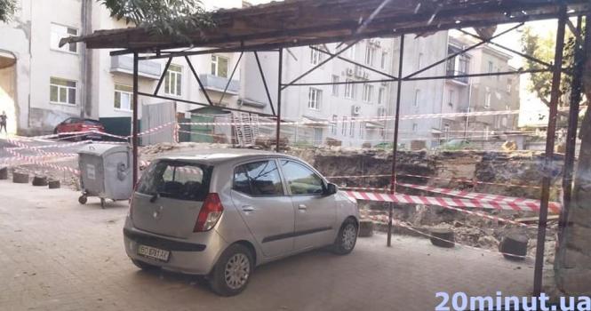 Новини Тернополя - фото з Оступишся — і буде біда! Чи є провалля у самісінькому Центрі плацдармом для майбутньої забудови?