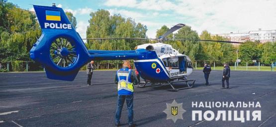 Новини Вінниці - фото з «Велике серце для маленької дівчинки». Як донор з Вінниці врятував 12-річну Маргариту та ще три життя На зображенні може бути: одна або кілька осіб, вертоліт, на відкритому повітрі та текст «POLICE полшя нацональна полция»