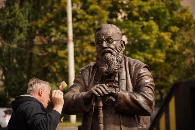 Новини Вінниці - фото з Бронзовий та у повний зріст: у Вінниці встановили пам'ятник Любомиру Гузару