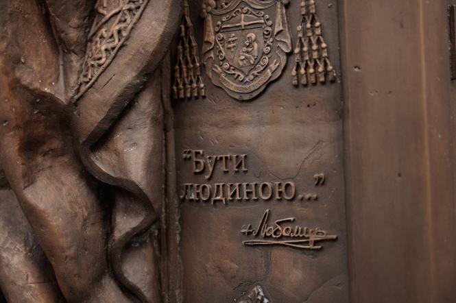 Новини Вінниці - фото з Бронзовий та у повний зріст: у Вінниці встановили пам'ятник Любомиру Гузару