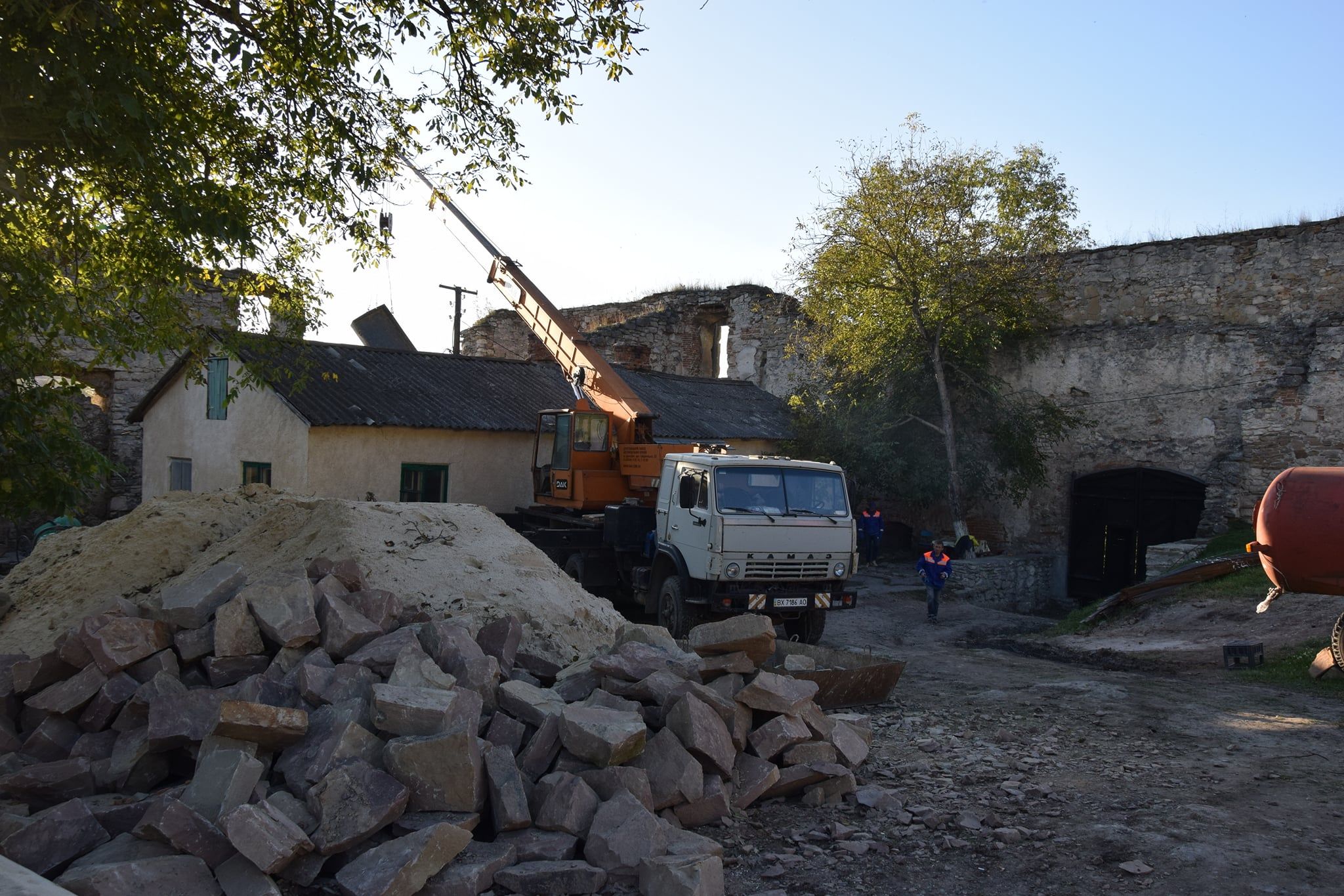 Новини Тернополя - фото з У Чорткові триває реставрація замку: черепицю доставили з Іспанії (ФОТО)