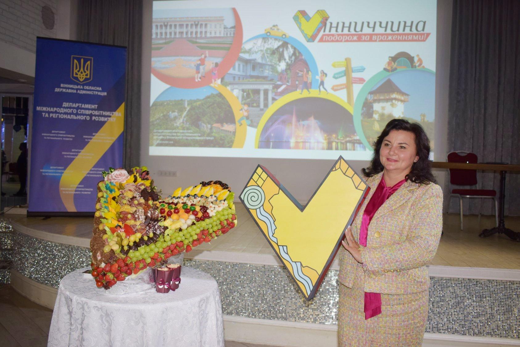 Новини Вінниці - фото з На поштовій марці показали туристичний бренд з написом «Вінниччина — подорож за враженнями!»