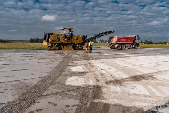 Новини Вінниці - фото з Реконструкція у вінницькому аеропорту стартувала з демонтажу покриття «злітки»