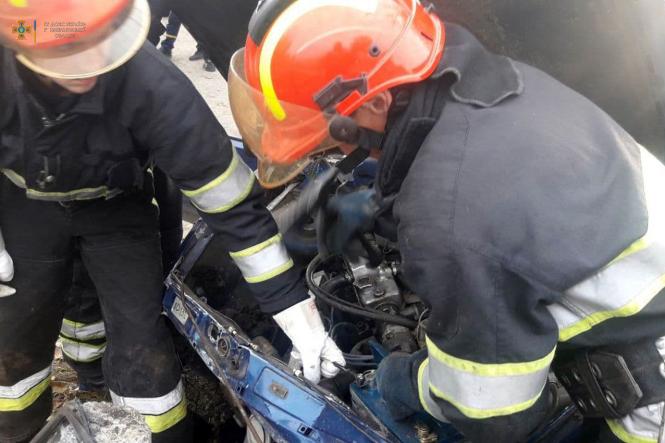 Новини Хмельницького - фото з У Хмельницькому районі “ВАЗ” врізався у бетонну огорожу. Є постраждалі