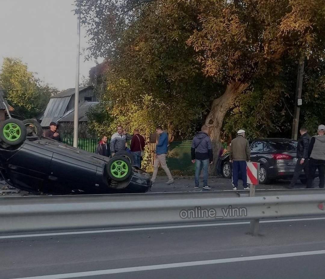 Новини Вінниці - фото з Аварія на Немирівському шосе: перекинутий догори колесами легковик і ускладнення руху