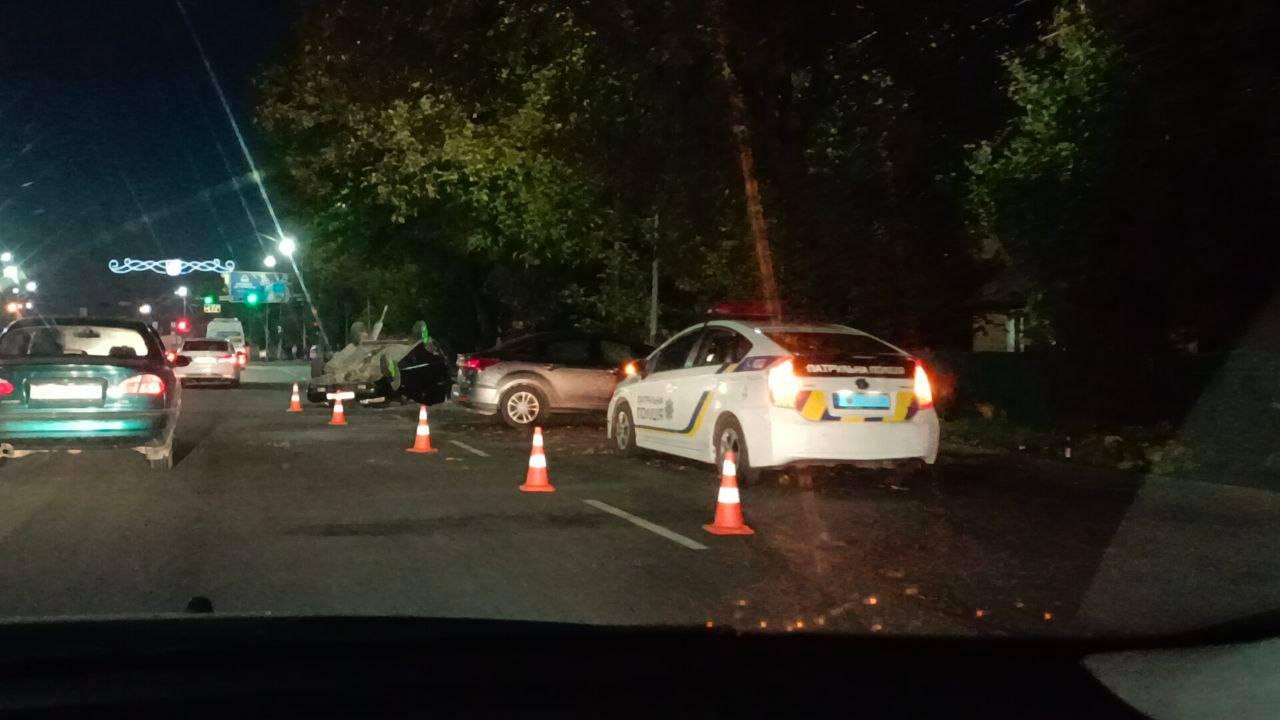 Новини Вінниці - фото з Аварія на Немирівському шосе: перекинутий догори колесами легковик і ускладнення руху