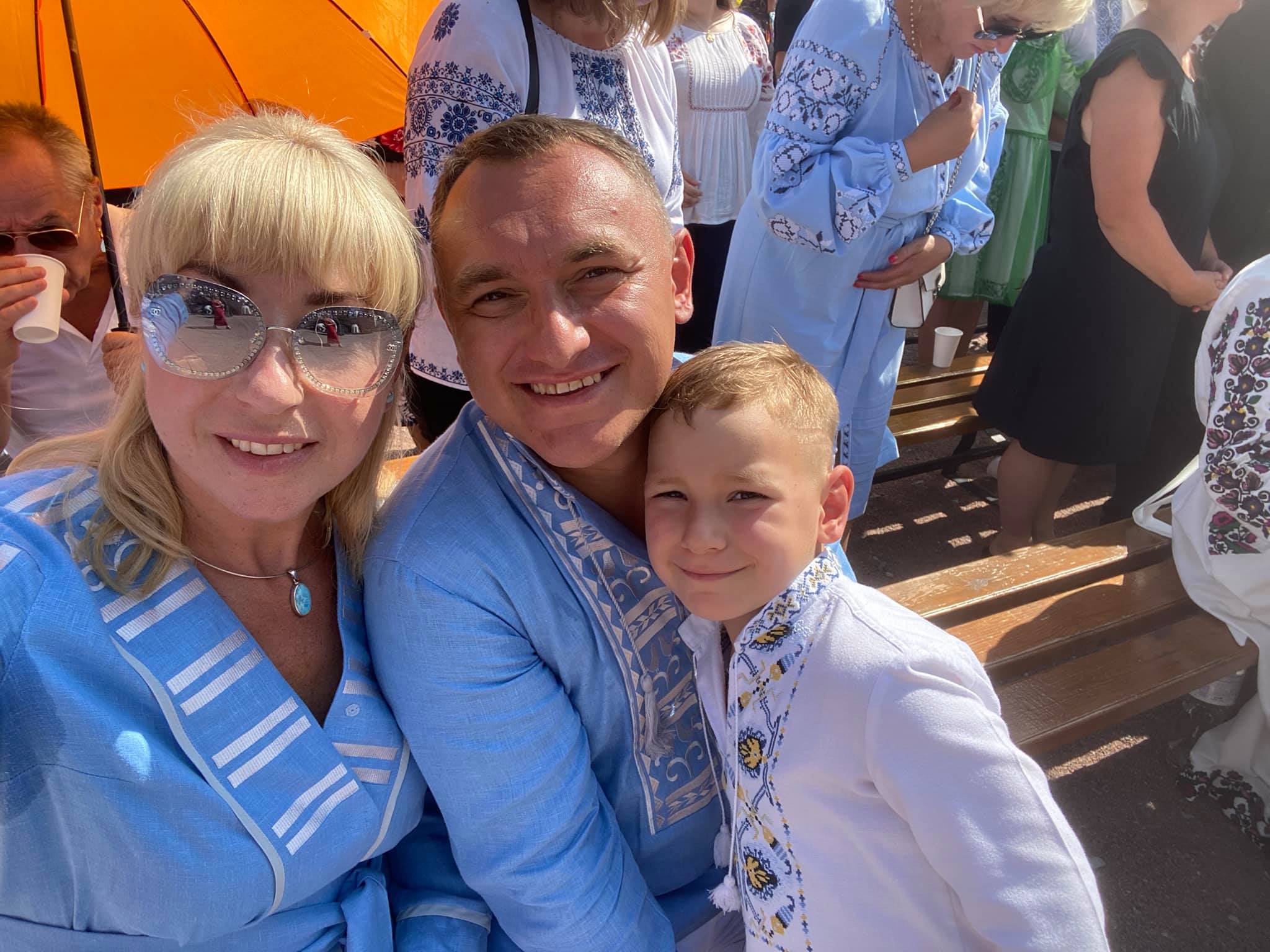 На зображенні може бути: 4 людини, зокрема Ольга Навроцька та Роман Навроцький та люди стоять