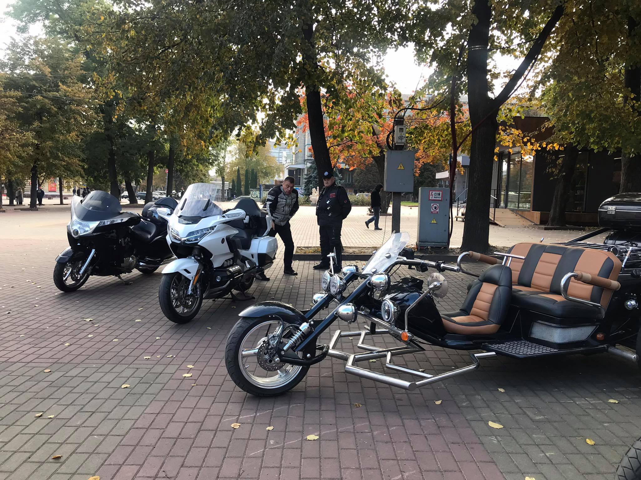 Новини Хмельницького - фото з Слухали рок і катали перехожих. Репортаж з байкерської тусовки в центрі Хмельницького Нет описания.