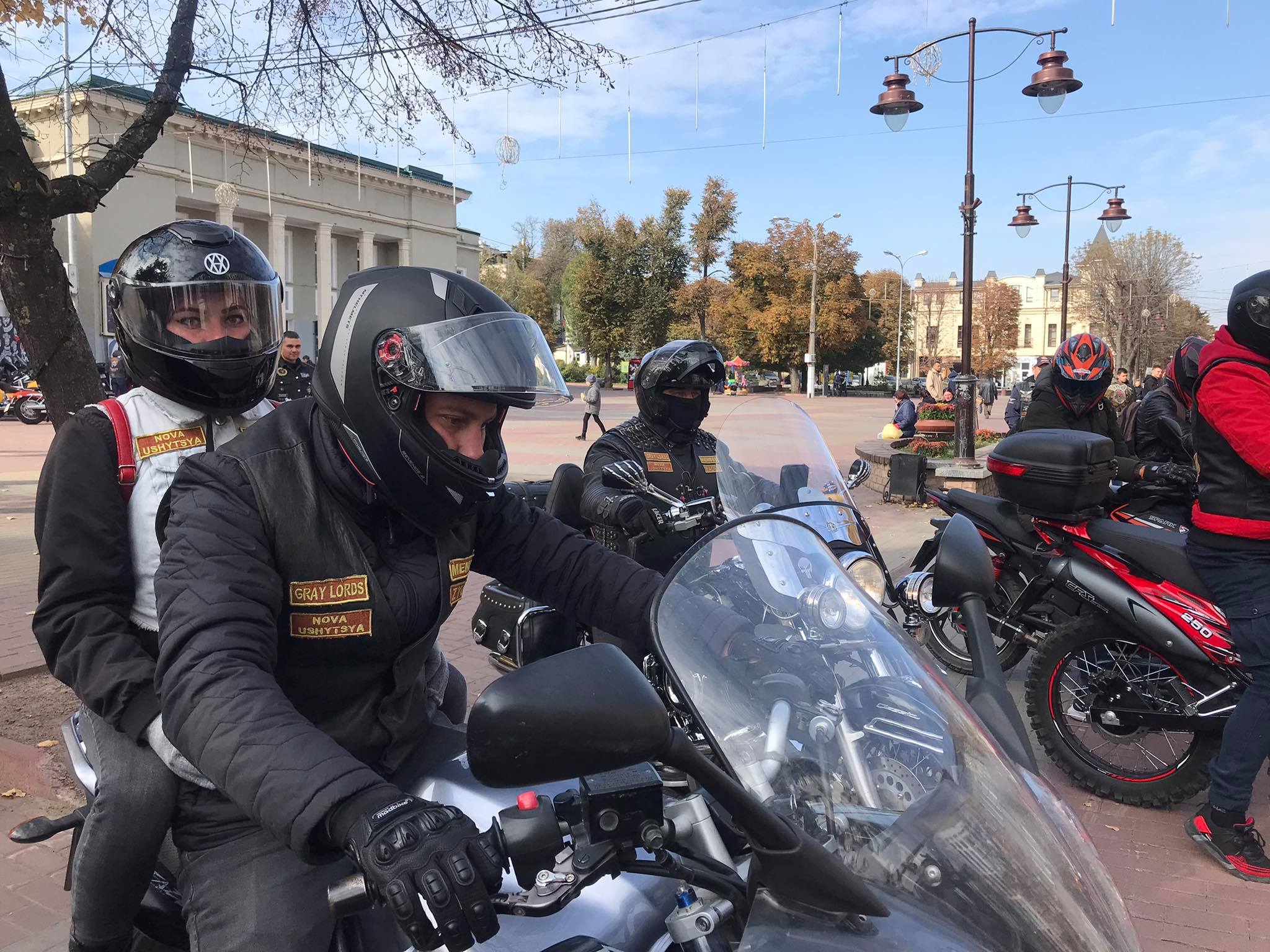 Новини Хмельницького - фото з Слухали рок і катали перехожих. Репортаж з байкерської тусовки в центрі Хмельницького Нет описания.