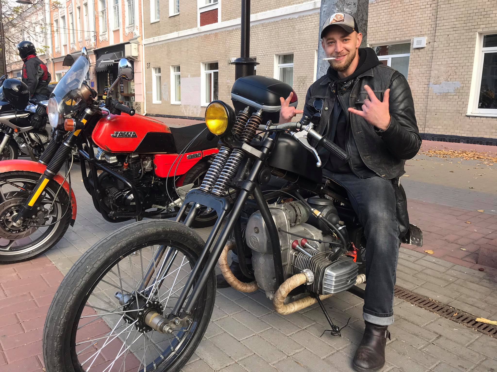 Новини Хмельницького - фото з Слухали рок і катали перехожих. Репортаж з байкерської тусовки в центрі Хмельницького Нет описания.