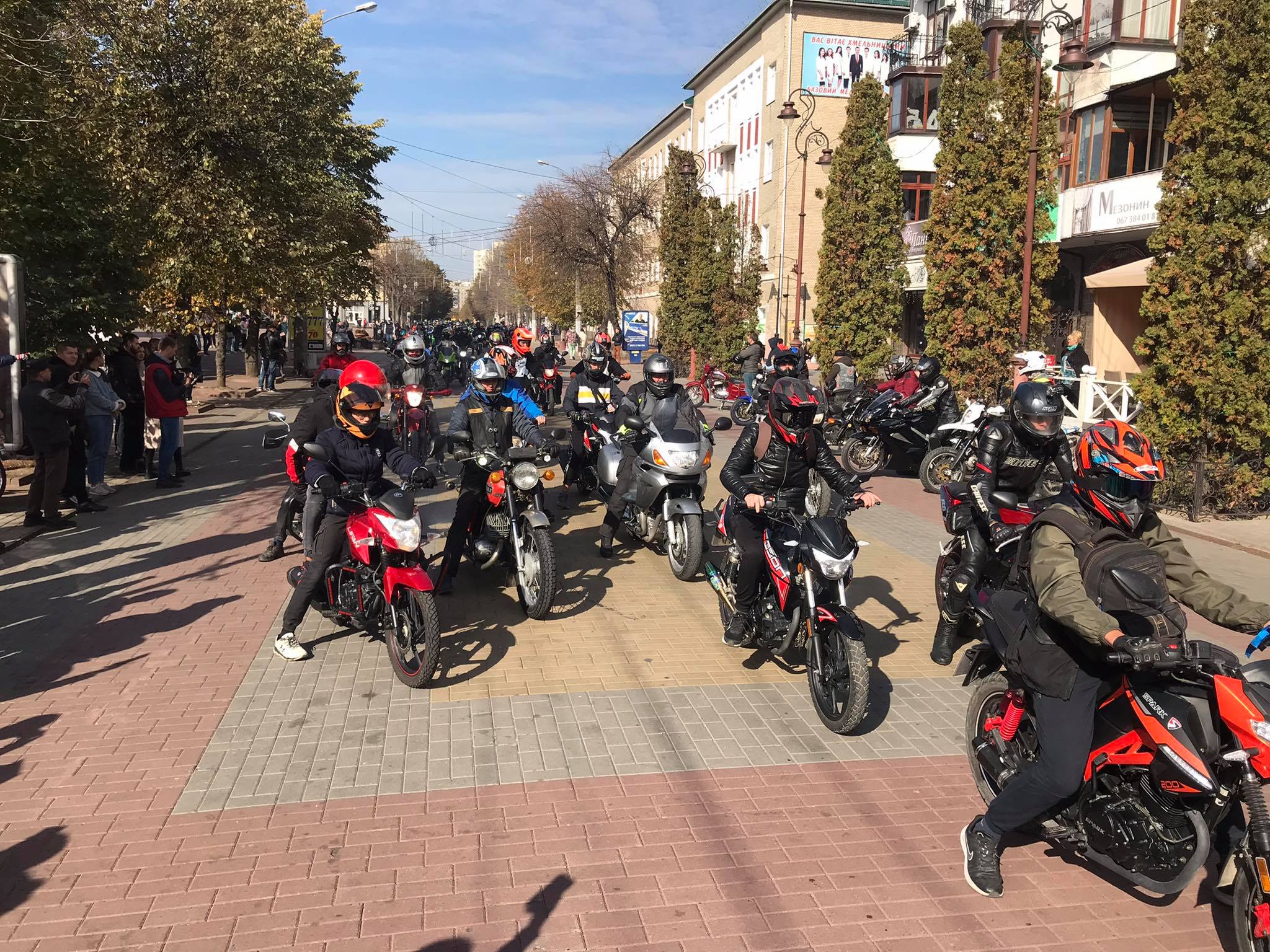 Новини Хмельницького - фото з Слухали рок і катали перехожих. Репортаж з байкерської тусовки в центрі Хмельницького Нет описания.