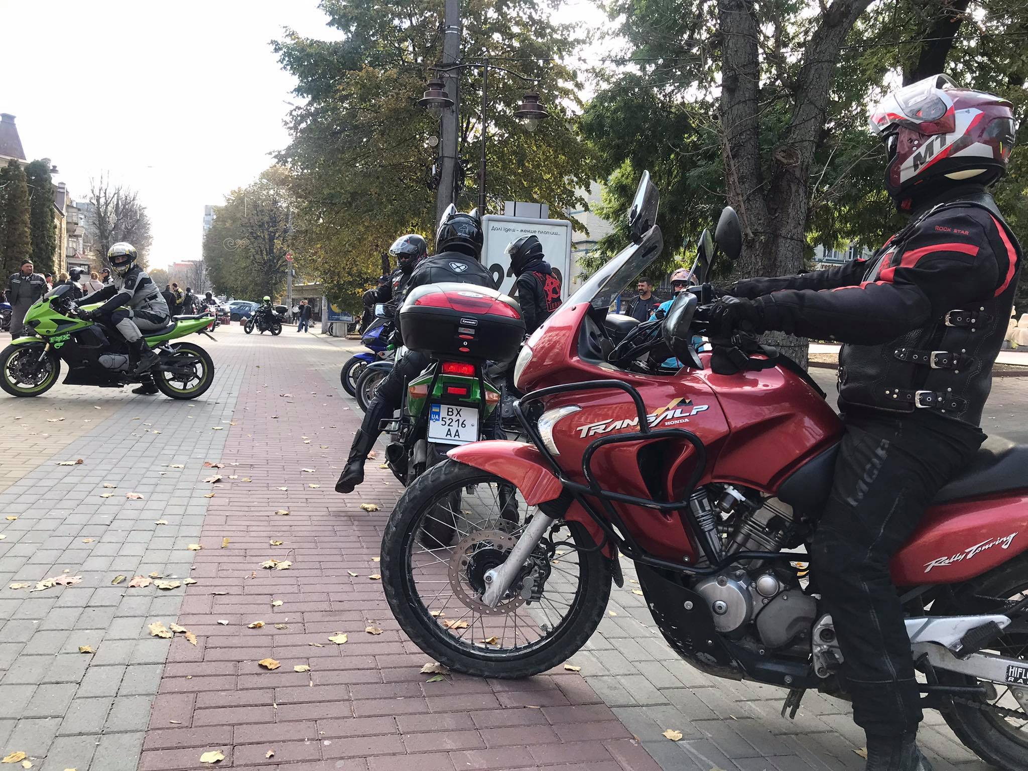 Новини Хмельницького - фото з Слухали рок і катали перехожих. Репортаж з байкерської тусовки в центрі Хмельницького Нет описания.